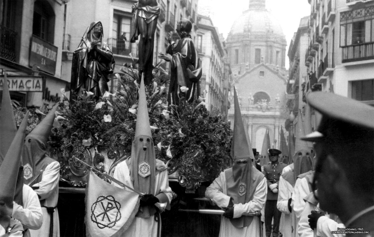 José Ignacio Vela Gracia, con la heráldica y situado circunstancialmente delante del paso titular, durante la procesión del Viernes Santo de 1962 (Foto Lozano, ACSP).