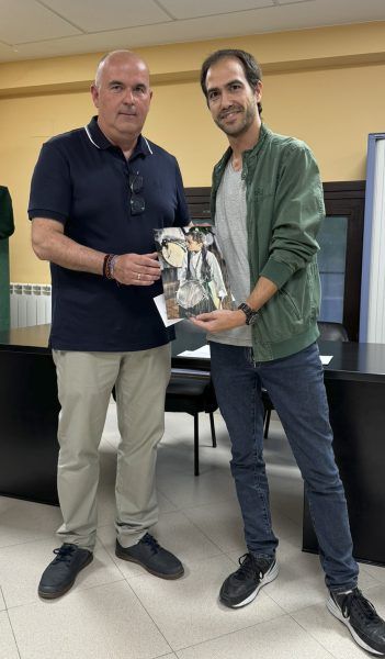 Carlos Pavón recibiendo por parte del hermano vocal de Cultura, José Luis Trallero, el premio especial del público por su obra «Mini héroe bajo la lluvia»