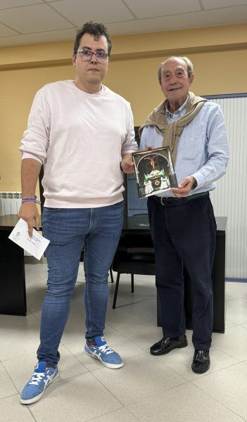 Mario Pastor recibiendo el primer premio de manos del Hermano Mayor de la Cofradía, Víctor Ayllón, por su obra «Observando tus lágrimas».