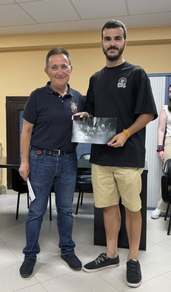 Sergio Funes recibiendo el segundo premio de manos del Hermano Secretario, Jesús Algora, por su obra «Recogimiento»
