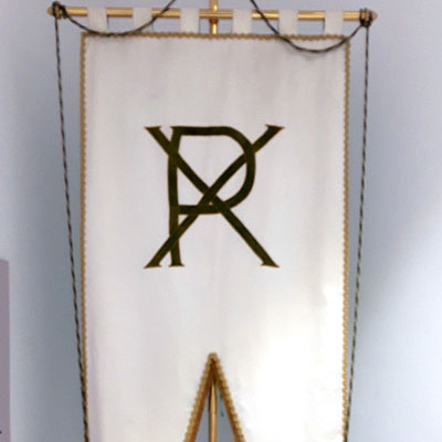 Exposición Mosén Francisco: Guión fundacional de la Cofradía, con el primitivo emblema que solo constaba del Crismón