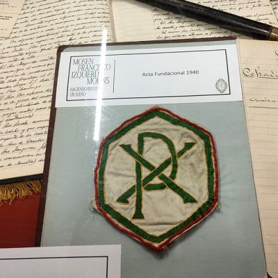 Exposición Mosén Francisco: Vitrina expositora con documentos, emblemas, medallas y otros objetos de los primeros años de la Cofradía