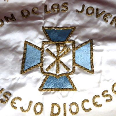 Exposición Mosén Francisco: banderín del Consejo Diocesano de los Jóvenes de Acción Católica