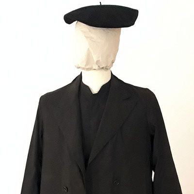 Exposición Mosén Francisco: Recreación de algunas de las prendas características con las que mosén Francisco solía ir vestido.
