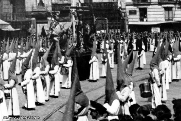 Momento de la procesión del Viernes Santo en la plaza de España, en donde se puede observar uno de los primeros timbales sin gala (fotografía Archivo de la Cofradía)