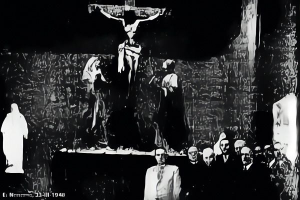 Acto de bendición del paso de la Tercera Palabra, con Félix Burriel, mosén Francisco Izquierdo y el arzobispo Doménech en primer término (fotografía de El Noticiero)