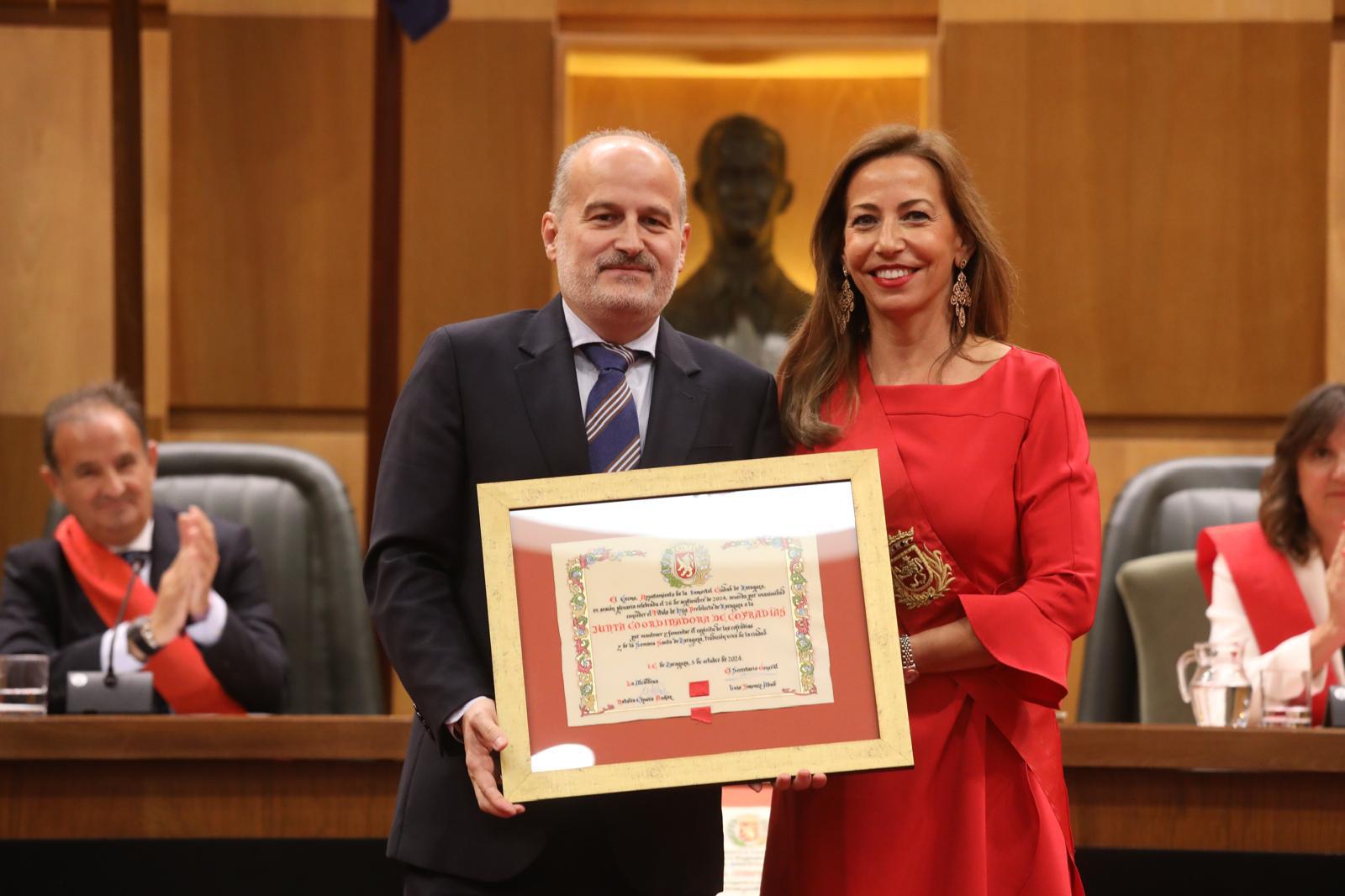 Entrega del título de Hija Predilecta de la ciudad a la Junta Coordinadora de Cofradías