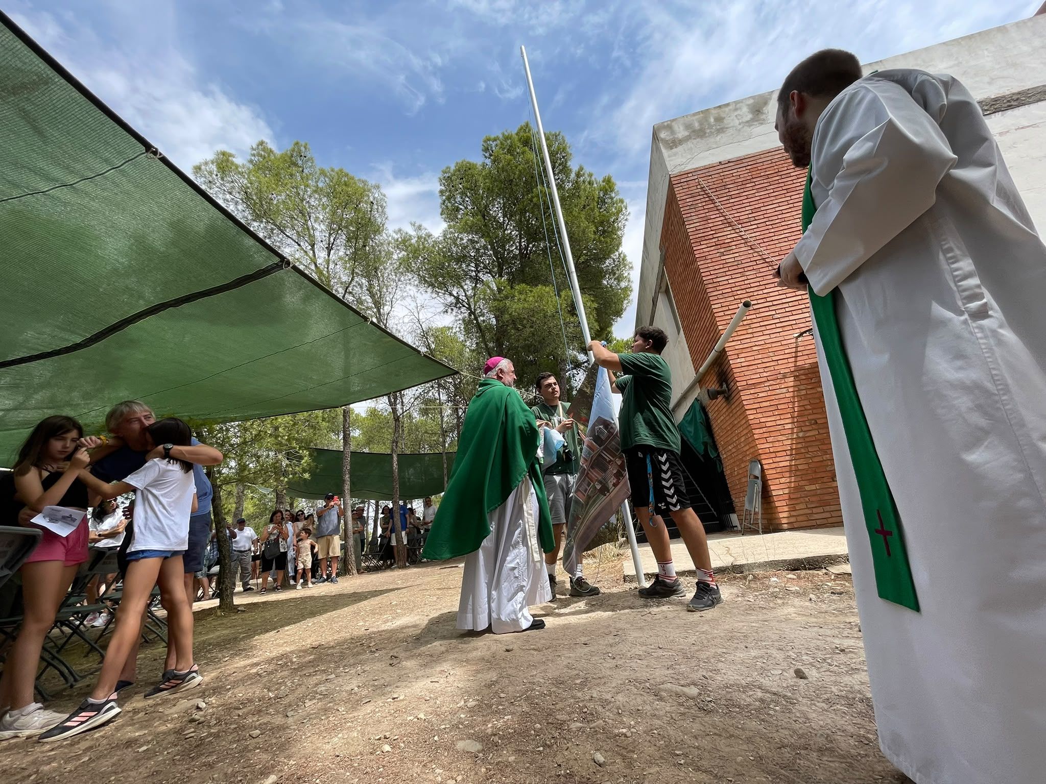 El arzobispo de Zaragoza participó en la jornada de convivencia de nuestro Campamento