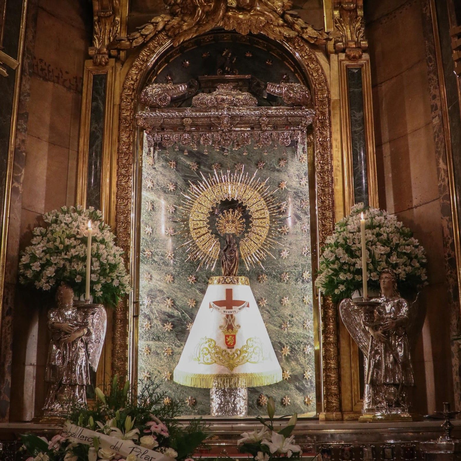 La Junta Coordinadora celebró su fiesta titular con la ofrenda de un manto a la Virgen del Pilar