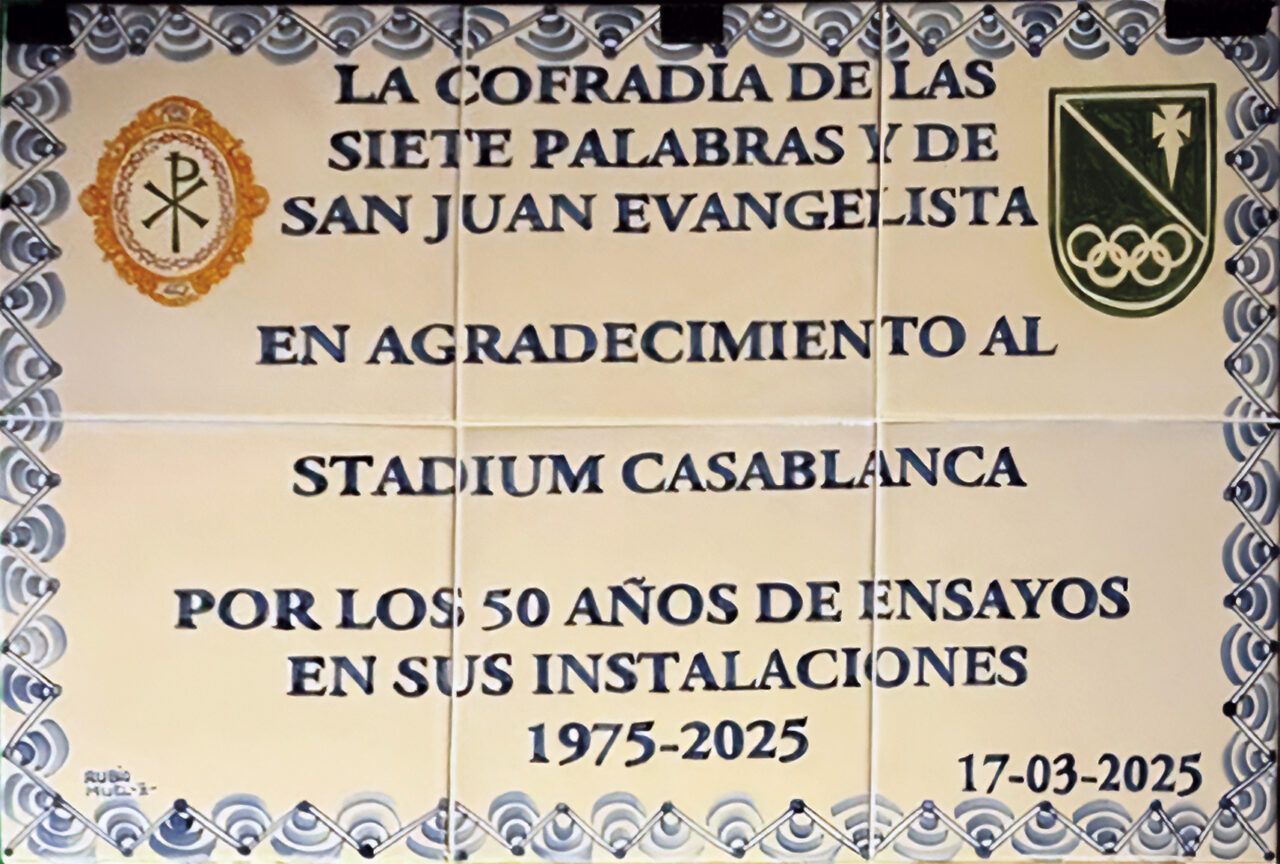 El mural de azulejos elaborado artesanalmente por el taller de cerámica Rubio en la localidad de Muel con el que se conmemora el medio siglo de ensayos de la Sección de Instrumentos de la Cofradía en las instalaciones de Stadium Casablanca.