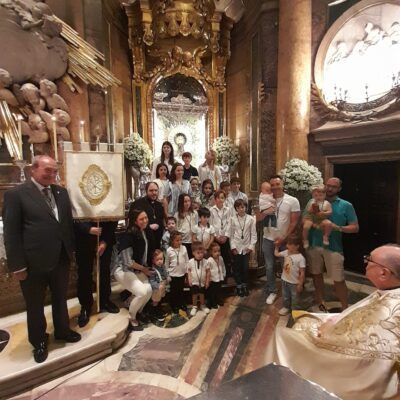 Los niños y niñas de la Cofradía fueron presentados a la Virgen del Pilar