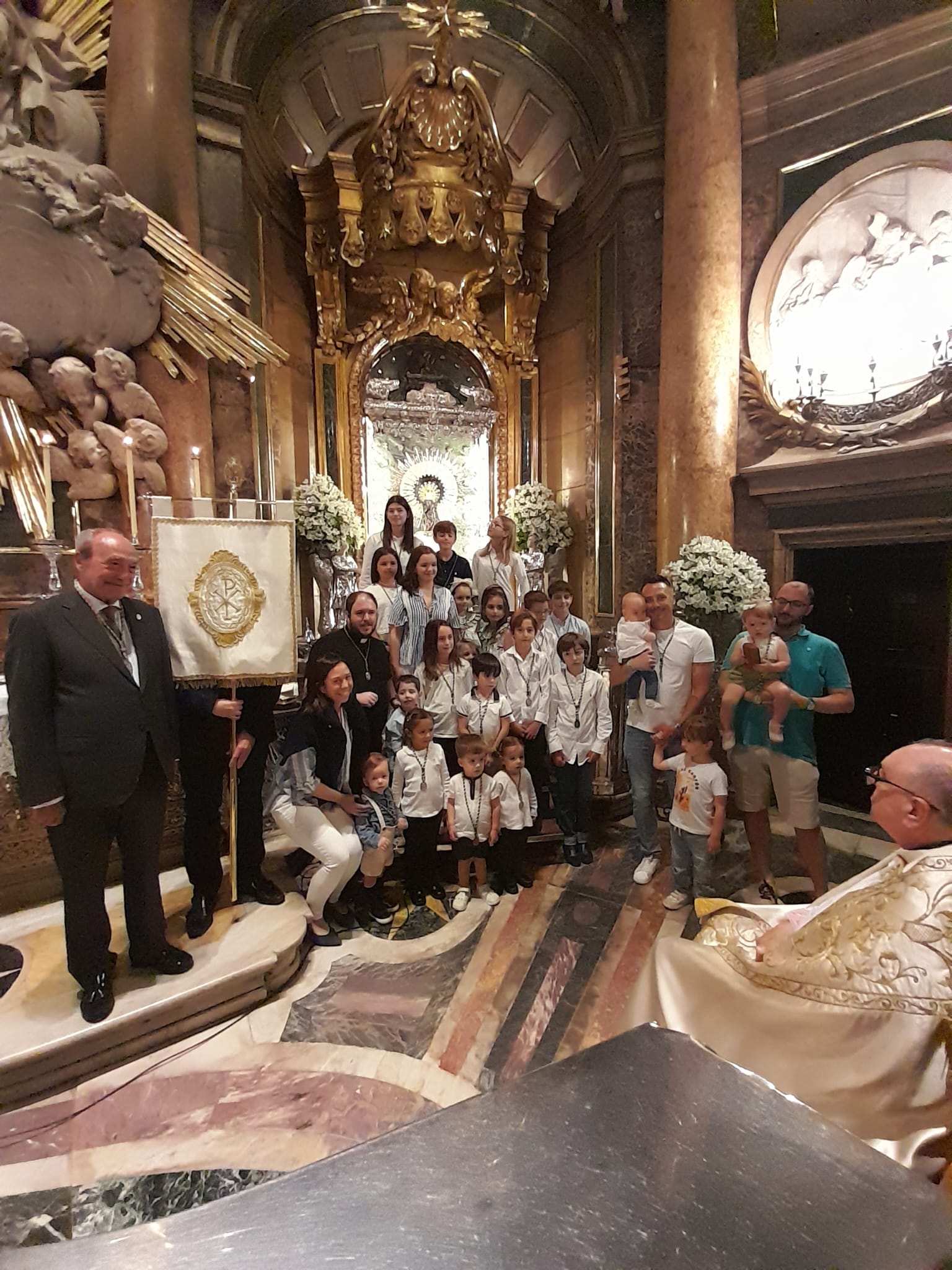 Los niños y niñas de la Cofradía fueron presentados a la Virgen del Pilar
