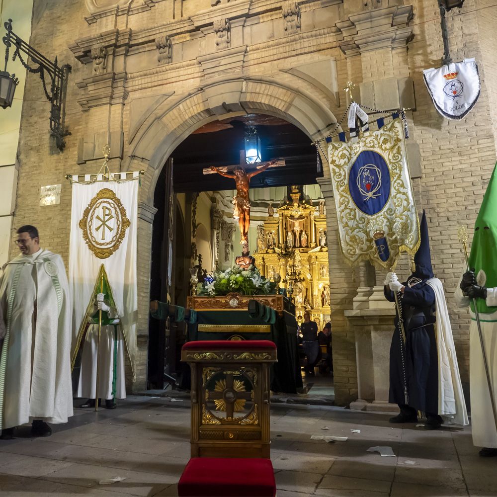 Especial Semana Santa 2024: Rendición de honores a la Cofradía del Prendimiento en su procesión de los "Siete Dolores" en la noche del Domingo de Ramos (fotografía de Alberto Olmo)